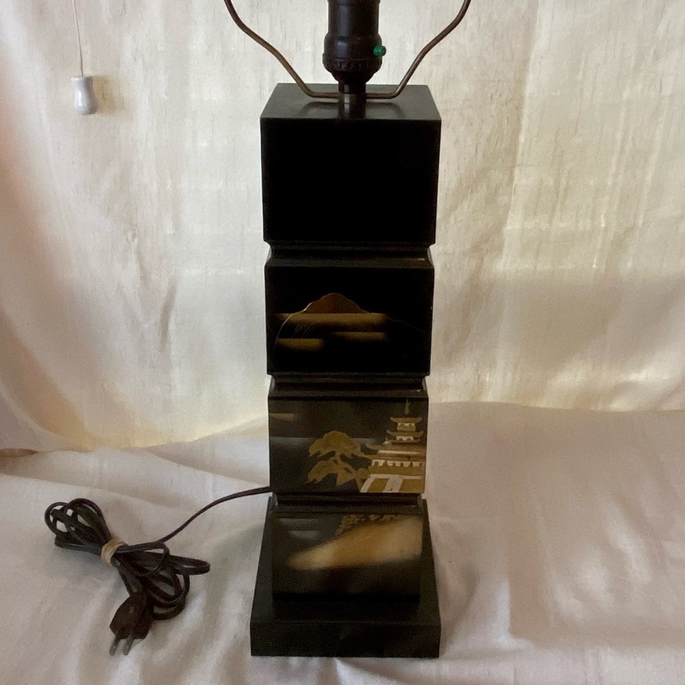 Vintage Chinoiserie Asian Landscape Black Gold Lacquer Table Lamp